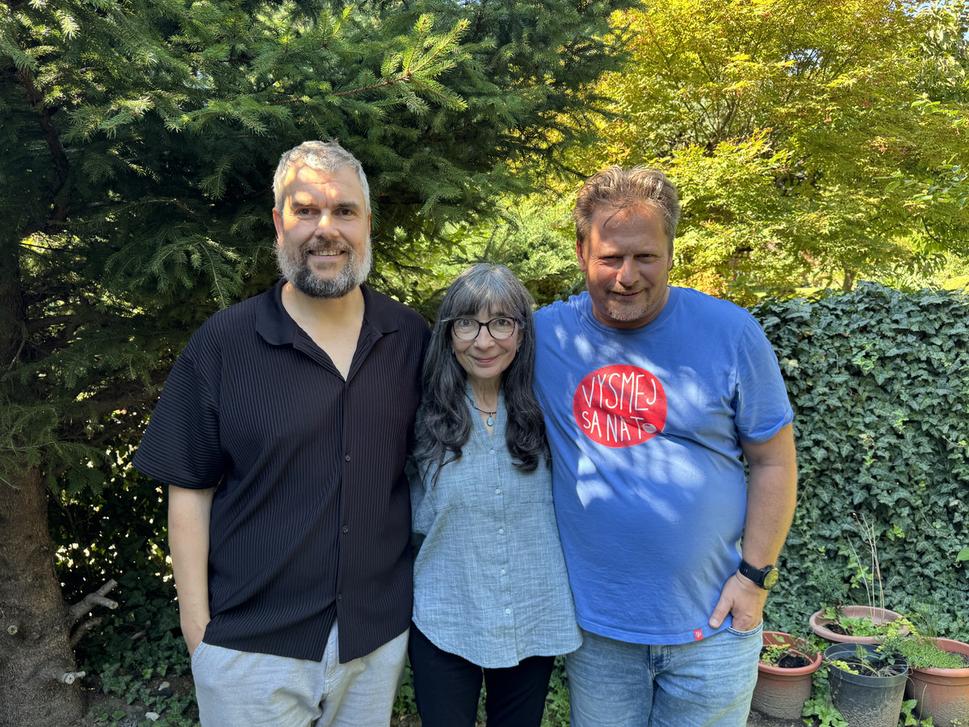 Laura Fernandez sa od svojho klaunského charakteru naučila správne hnevať.
(vľavo Milan Šagát - výkonný riaditeľ, v strede Laura Fernandez, vpravo Pavel Mihaľák - umelecký riaditeľ o.z. ČERVENÝ NOS Clowndoctors)