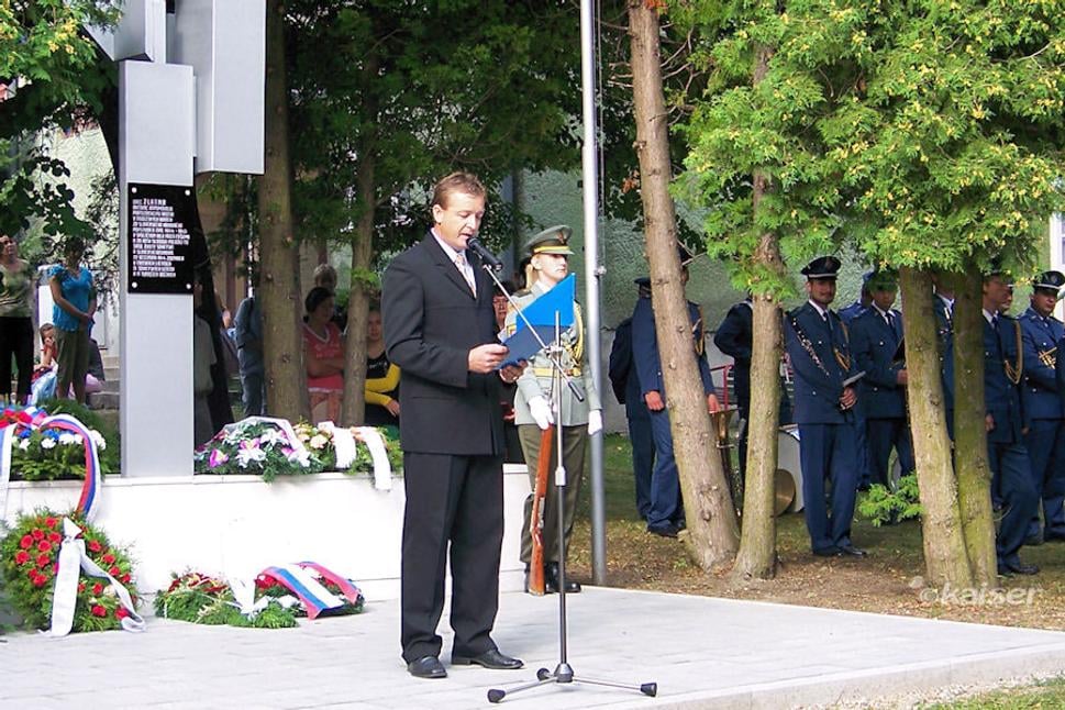 Pamiatku padlých bojovníkov z druhej svetovej vojny si v partizánskej obci Zlatno 
prišli uctiť významní predstavitelia Slovenskej vlády