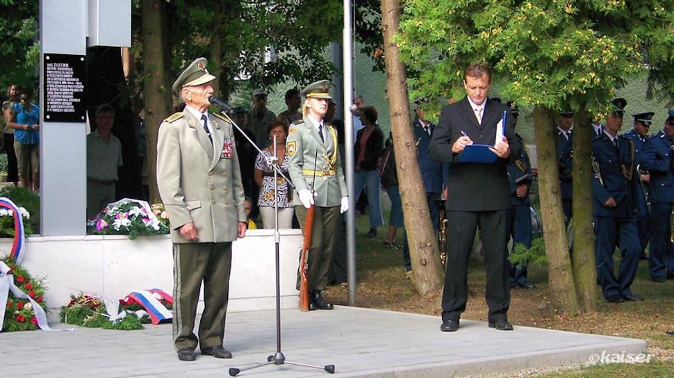 Na slávnostnom otvorení Partizánskeho chodníka sa k návštevníkom prihovoril aj generál poručík vo výslužbe Ing. Ján Husák