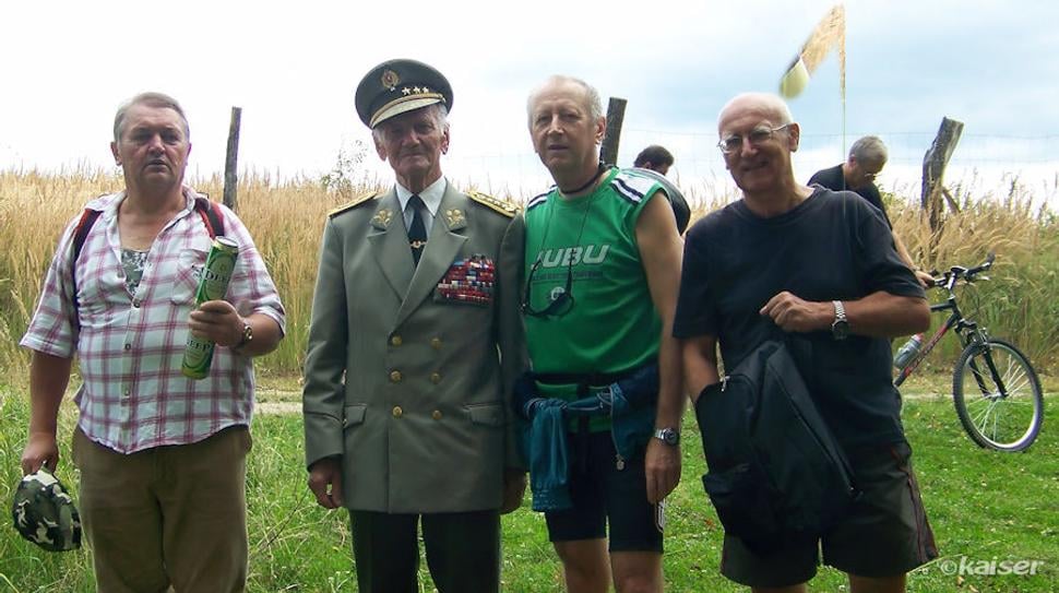 Turisti zo Zlatých Moraviec v Sedle Rakytky s generál poručíkom Jánom Husákom