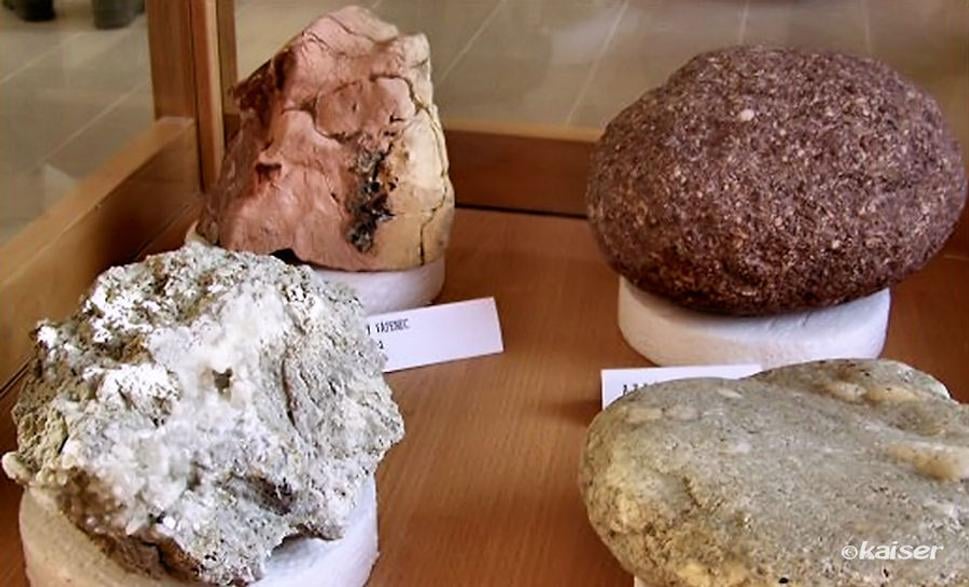 Dolomit /Jedľové Kostoľany/, parazlepenec /Hostiansko/, ružový vápenec /Drieňová/ a arkóza /Sokolec/