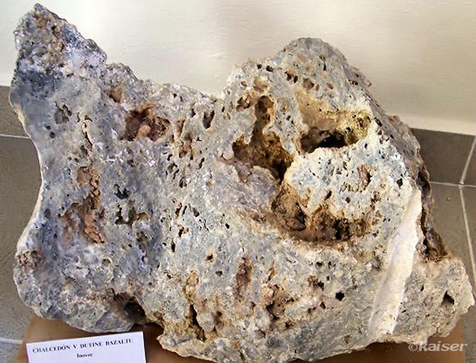 Chalcedón v dutine bazaltu z Pohornského Inovca