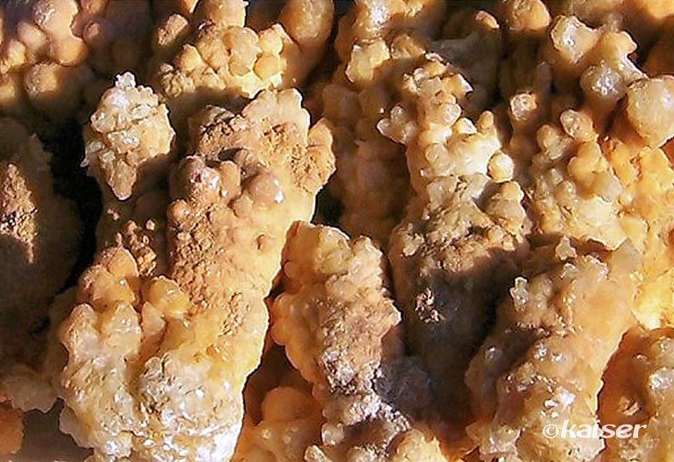 Kalcit, sinter /Jaskynná výzdoba Dolného Lúčna pri Jedľových Kostoľanoch/