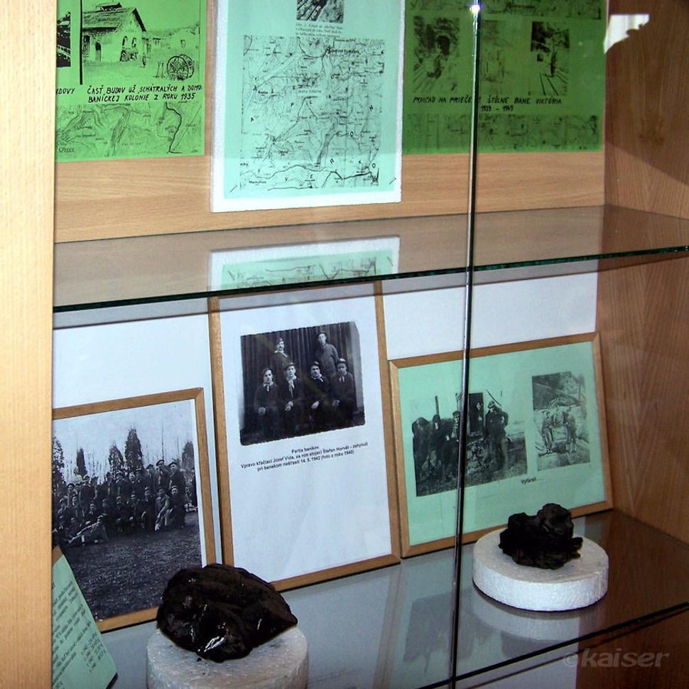 Expozícia historických fotografií a baníckeho príslušenstva