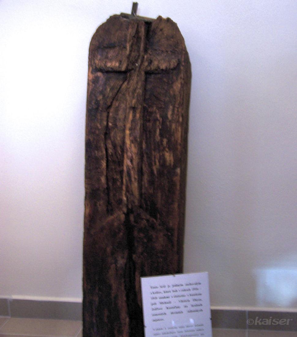 Jeden zo zachovalých krížov z baníckeho cintorína