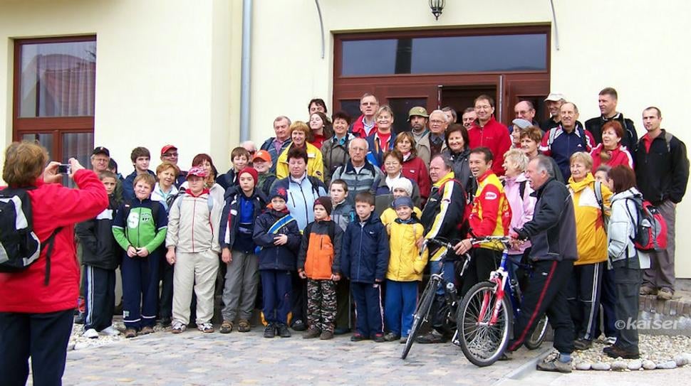 Účastníci 3. ročníka Po stopách zašlej slávy baníctva pred Kultúrnym domom v Obyciach