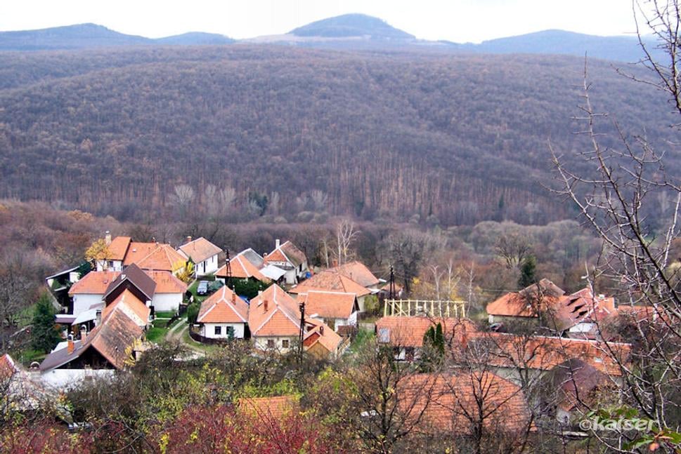 Pohľad na osadu Modoš, do Hlbokej doliny a vápencovú horu Kruh