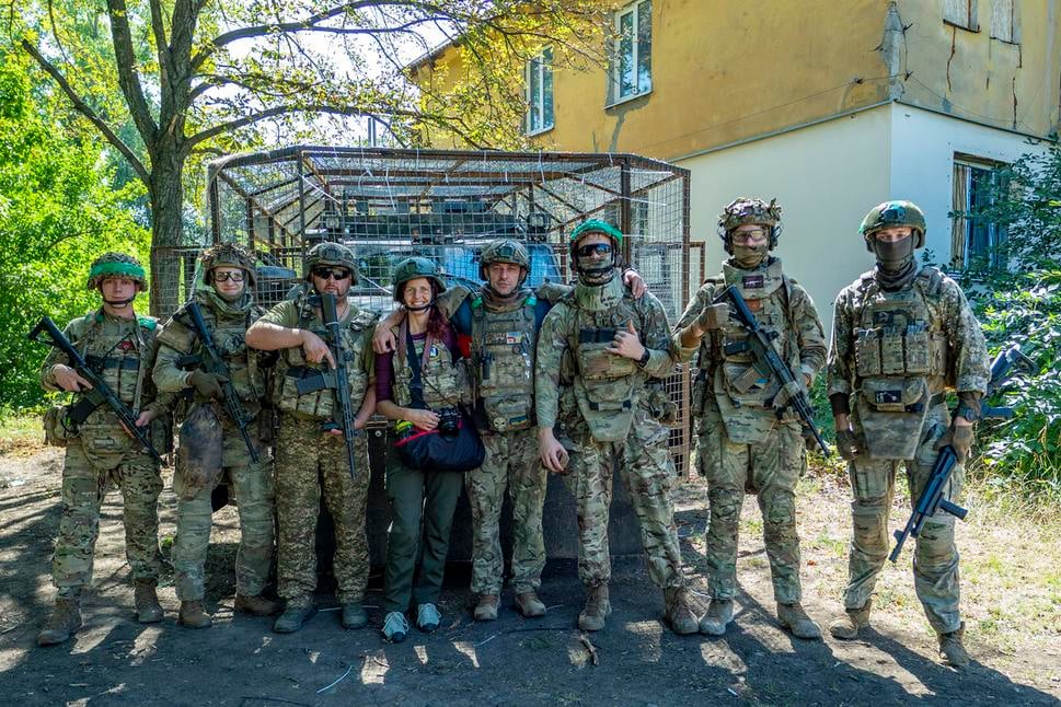 Dronisti brigády AZOV počas vynútenej prestávky pri presune na frontovú líniu