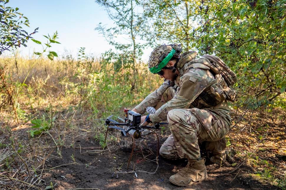 Claude chystá kamikadze FPV dron na štart