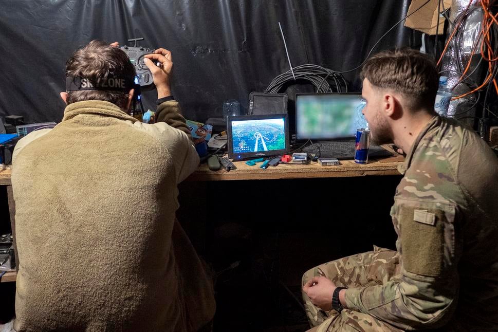 Pilot FPV a "šturman" počas bojového letu