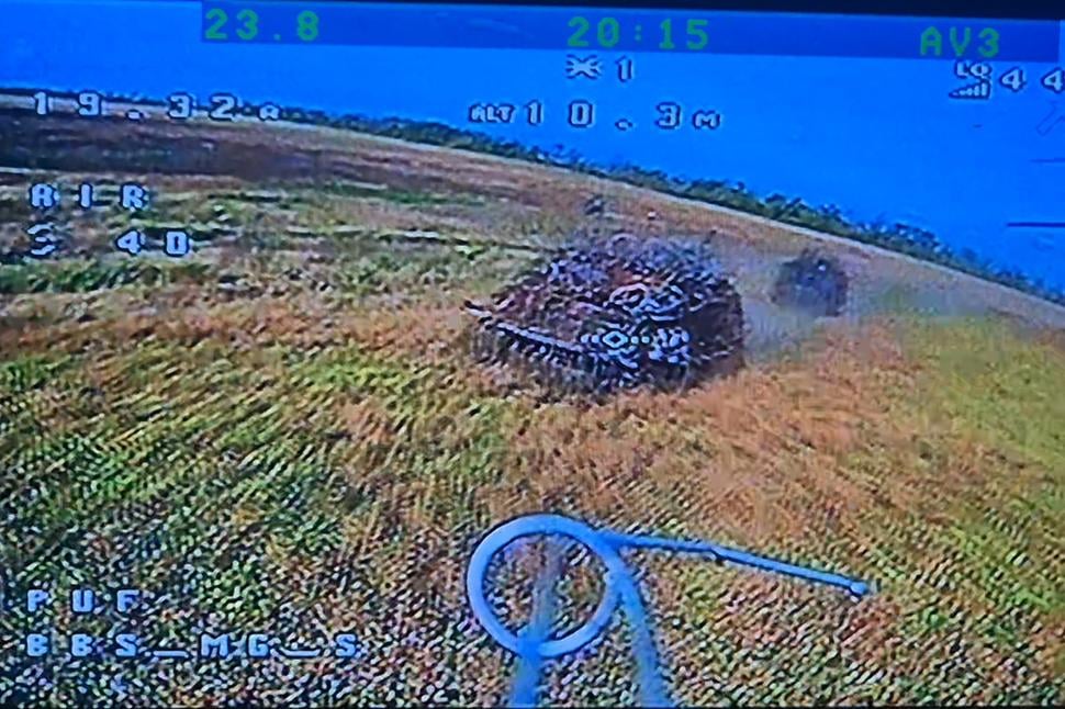 Takto vidí finále útoku na ruské bojové vozidlo pechoty BVP-2 pilot FPV dronu