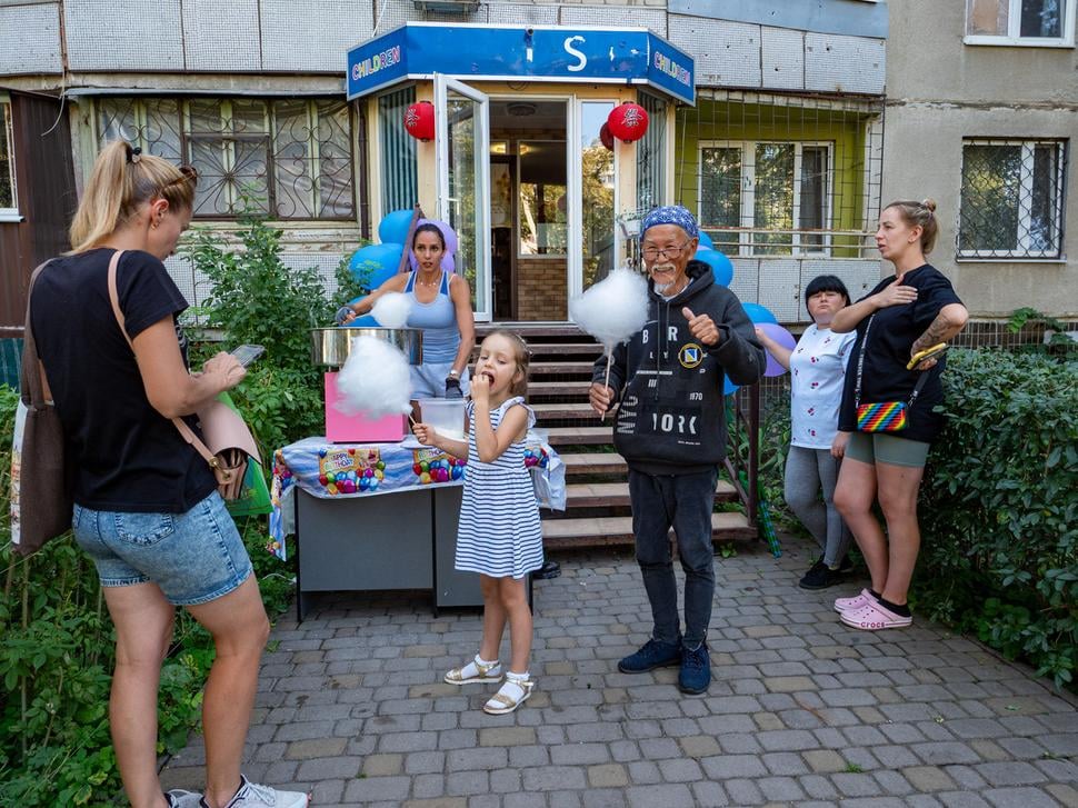 Fumiho knižnica je na prvom poschodí obyčajného paneláku. Vyššie poschodia majú často okná vybité od tlakových vĺn po explóziách alebo zabednené osb doskami.