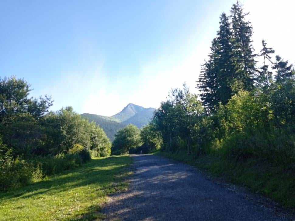 V diaľke Kriváň kúsok za parkoviskom.