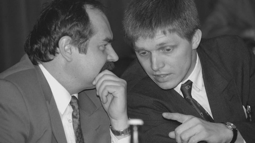 Dvaja bývalí komunisti, v roku 1996 v parlamente v koalícii Spoločná voľba za SDĽ, Pavol Kanis a Róbert Fico. Obidvaja šikovní podpredsedovia SDĽ. Kanisovi išlo výborne tipovanie, Fico mal zjavne naviac.