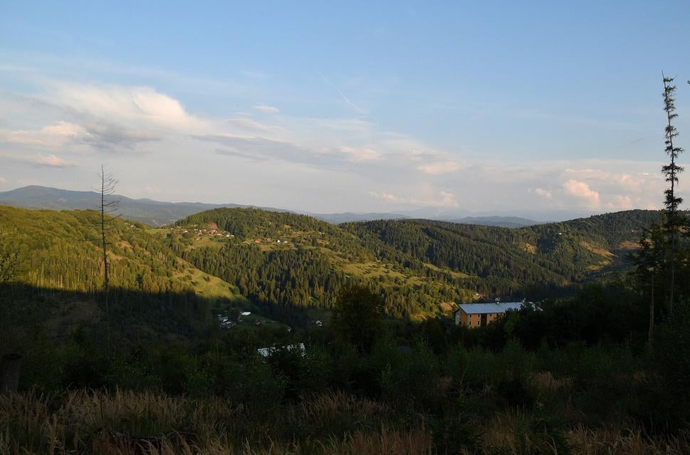výhľad z cesty k rozhľadni, vpravo hotel Husárik
