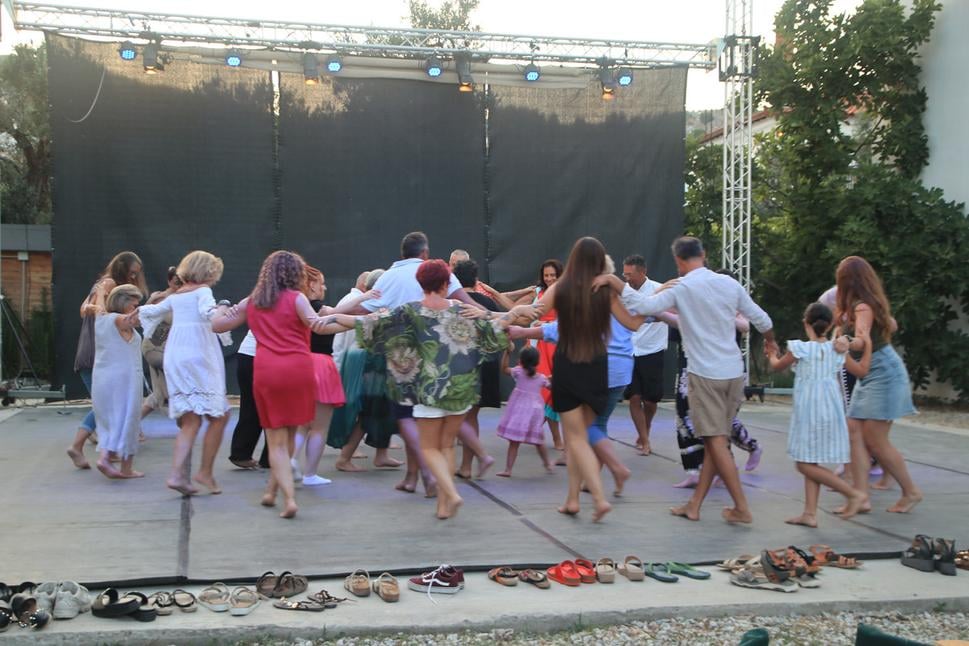súčasťou Gréckej noci v Garden theatre je aj workshop, kde sa naučíte tancovať tradičné grécke tance