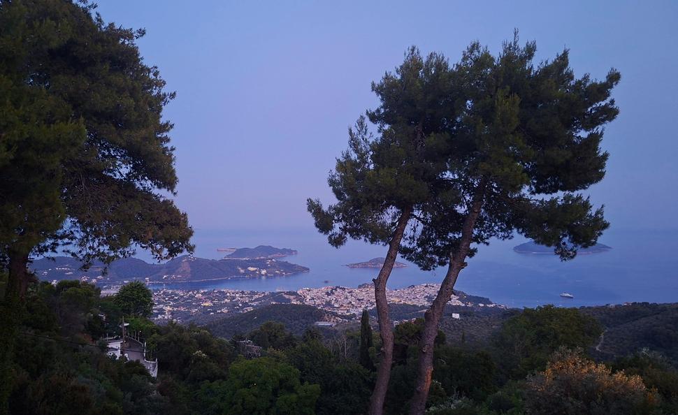 pod vinárstvom je mesto Skiathos