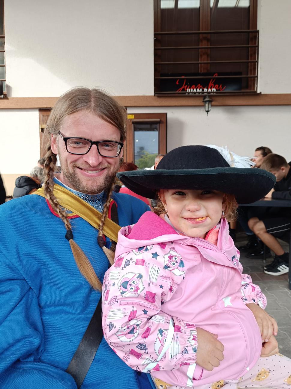 Ja neznáma fanúšička. Starý prežratý klobúk a ako ju to pobavilo!
