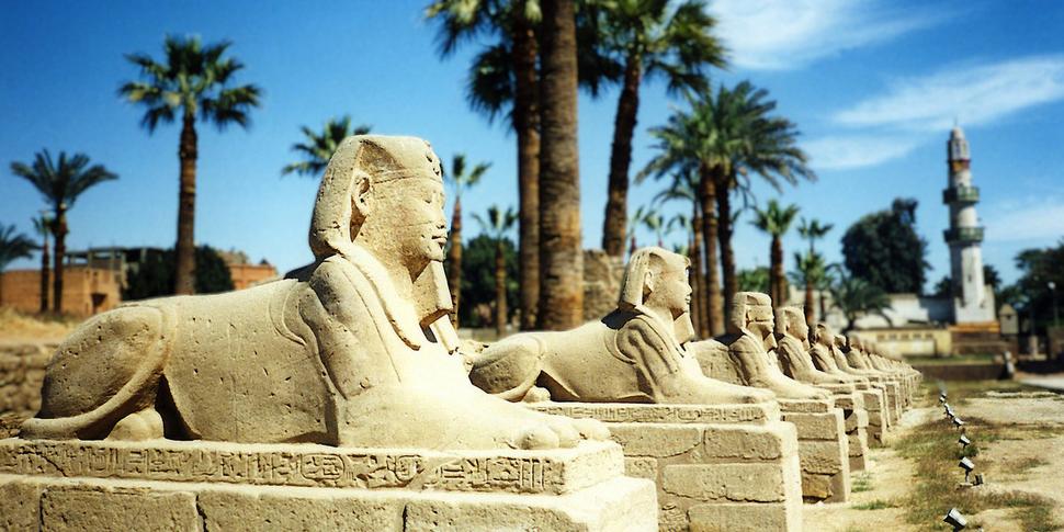 K většině staroegyptských památek egyptští muslimové přistavěli mešity, často i přímo do prostoru prastarých chrámů