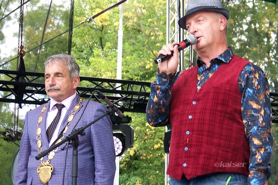 Zlatomoravecký jarmok otvoril primátor mesta Dušan Husár s moderátorom kultúrneho programu podujatia Števom Hruštincom