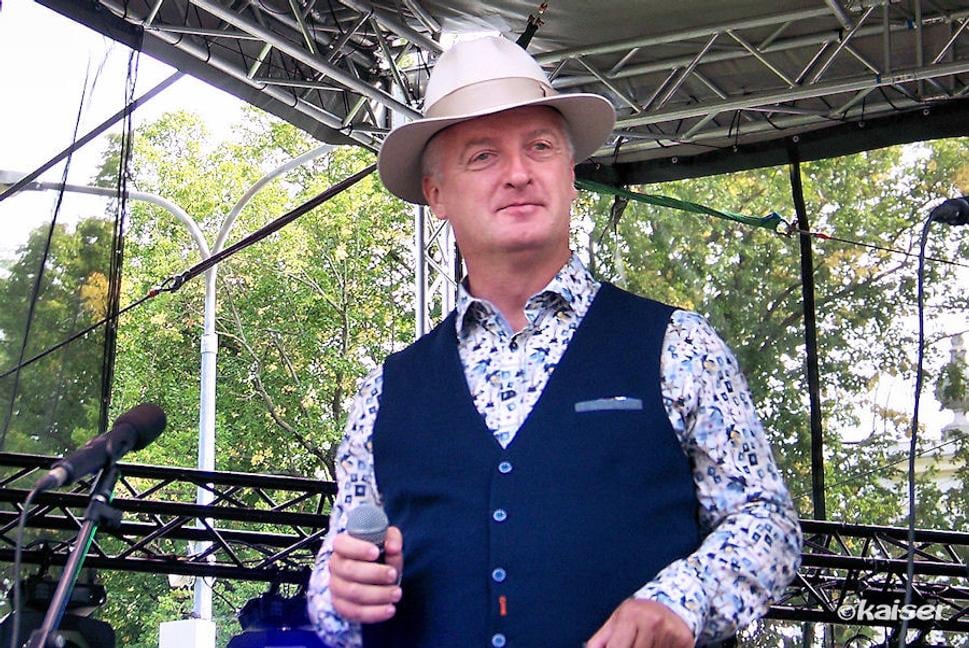 Moderátor Števo Hruštinec je nielen zabávač ale aj výborný spevák