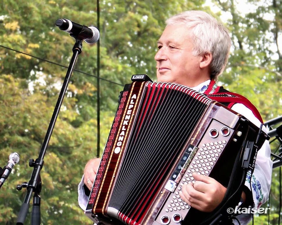 Janko Ďurech zastupoval na jarmoku harmonikárku Irenku Vencelovú