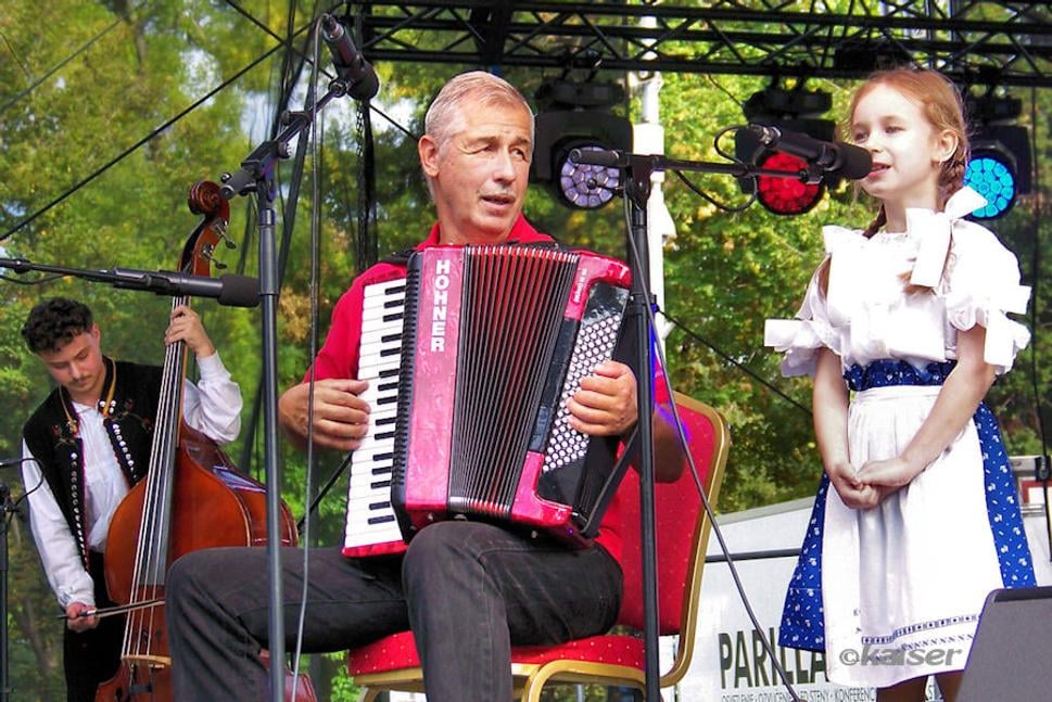 Radovan Bakaľár pri vystúpení s najmladšou členkou súboru Dorotkou Paprancovou