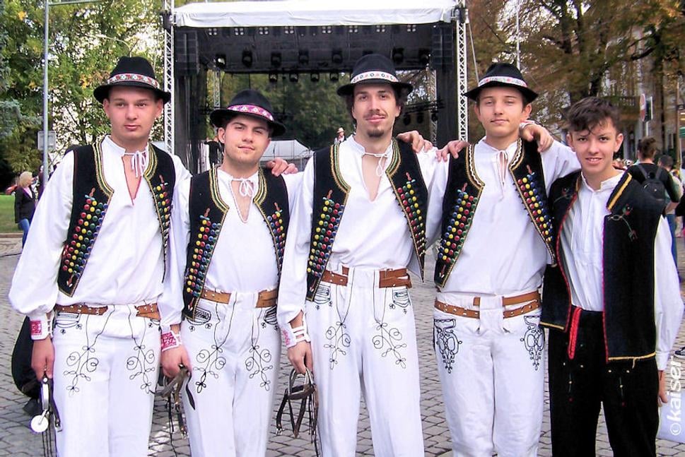 Zlaté Moravce môžu byť hrdé na úspechy našich folklórnych súborov doma a vo svete