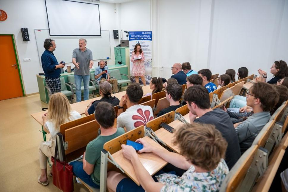 Na snímke sú zachytení (zľava): herec Vladimír Kobielsky a básnici Erik Ondrejička, Rudolf Jurolek a Zuzana Kuglerová počas Námestovských autorských čítaní na Gymnáziu Antona Bernoláka v Námestove. .