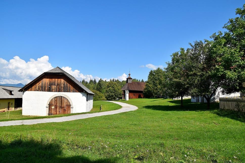 v pozadí kostol sv. Štefana kráľa