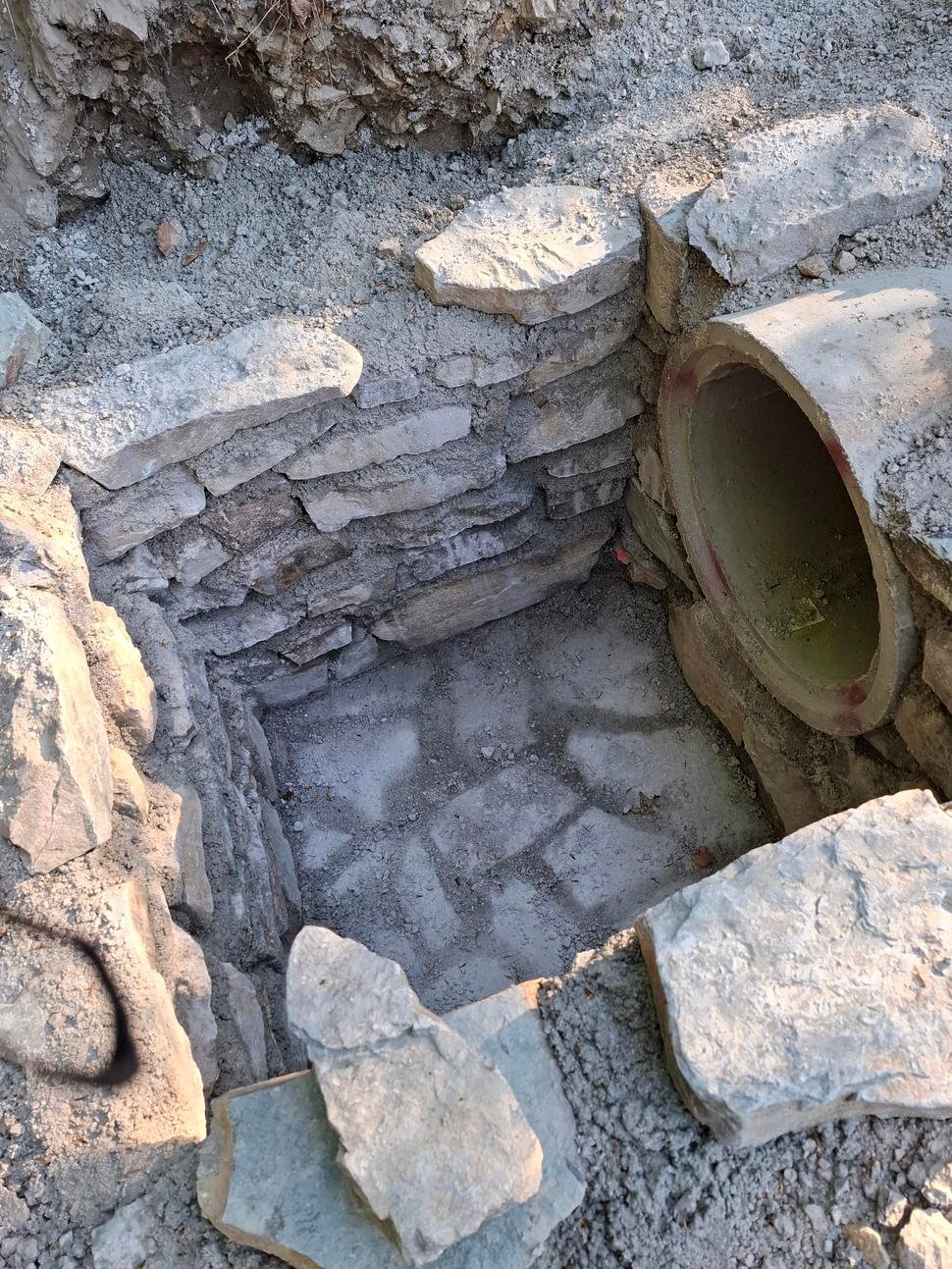 Takýchto odvodňovacích šácht bolo na ceste dlhej asi 4 km niekoľko.