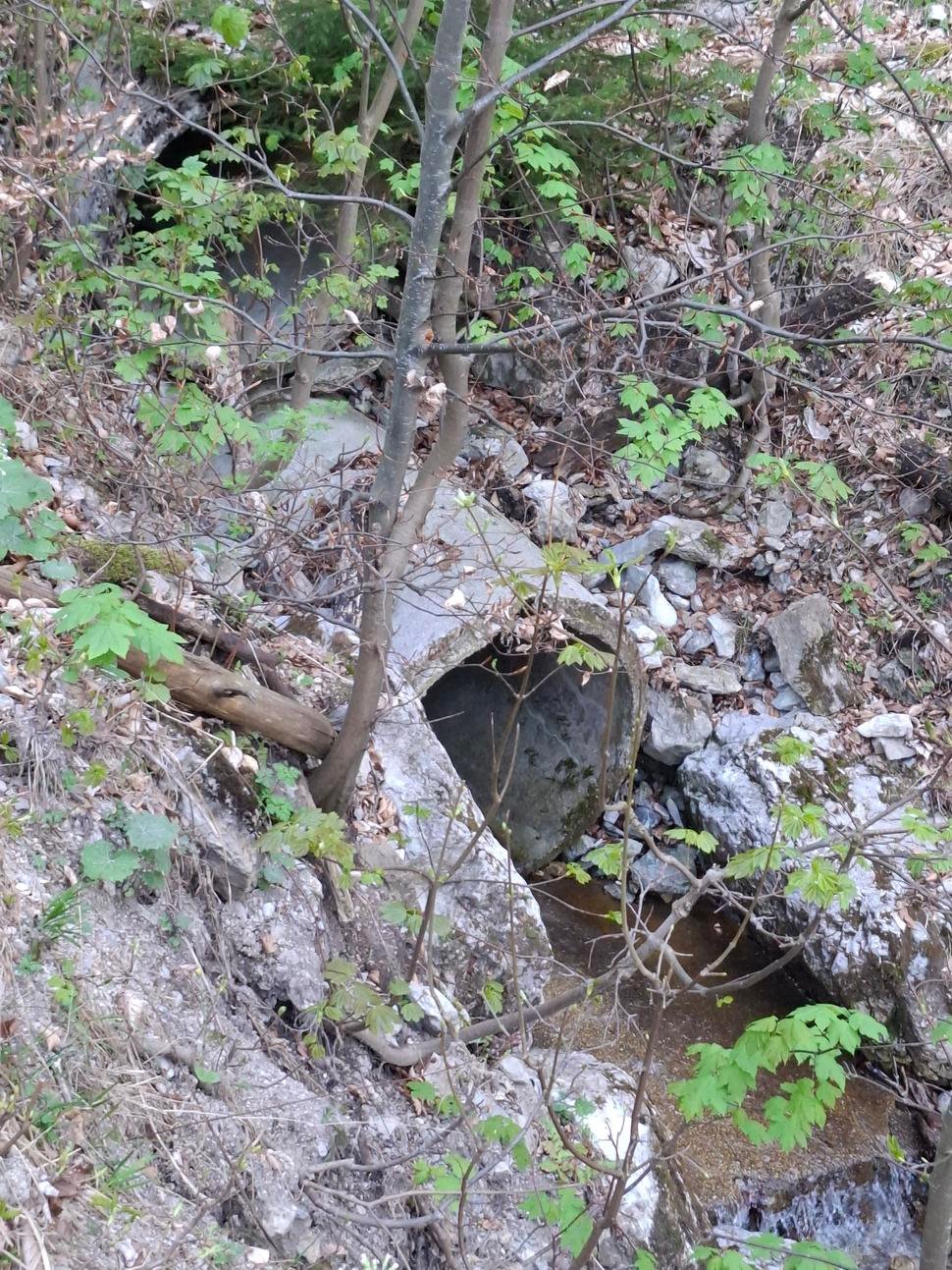Dve kanalizačné rúry pred rekonštrukciou. Kapacitne bohato postačovali a boli v dobrom stave.