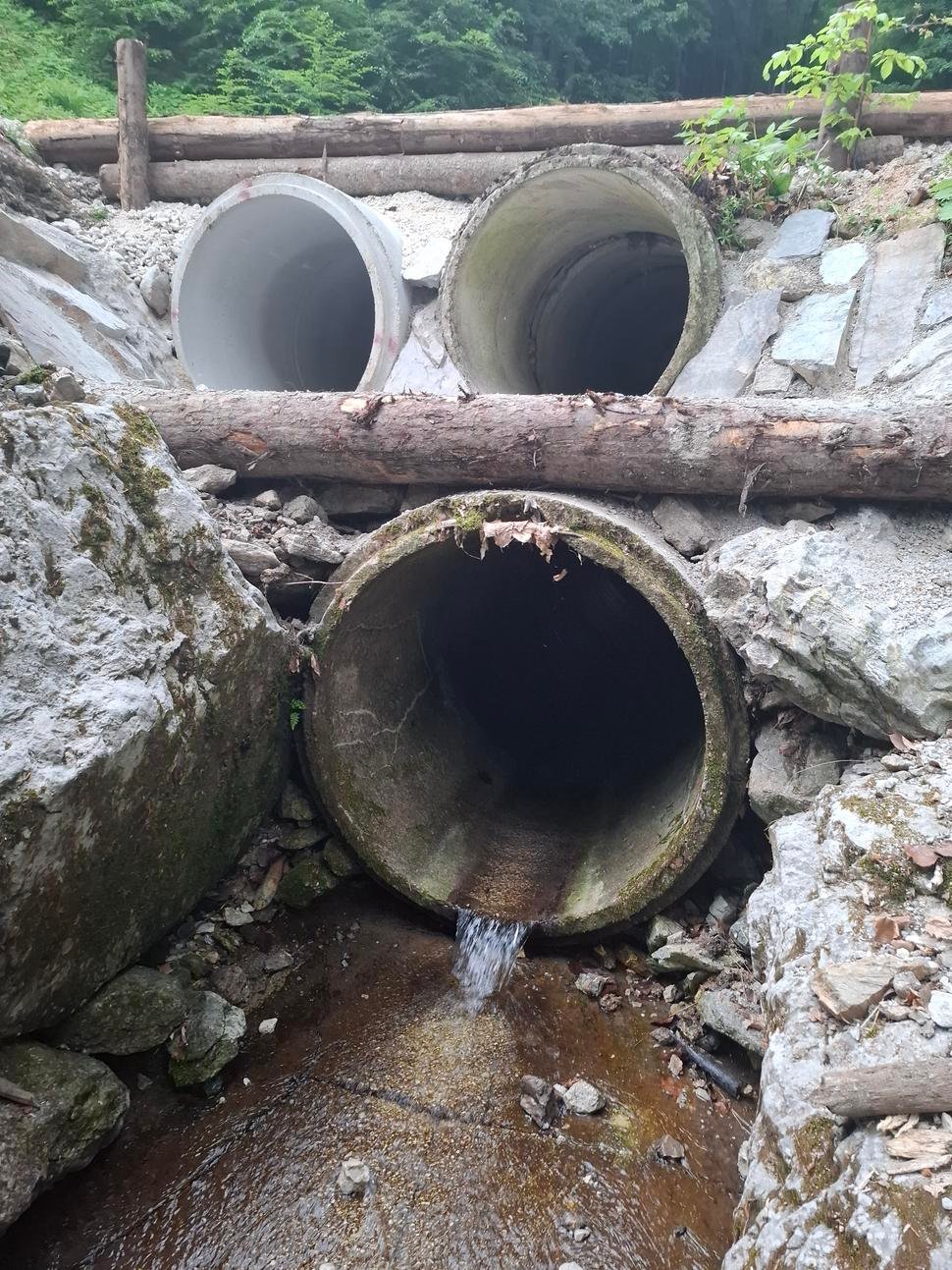 Zrekonštruované odvodňovacie rúry popod lesnú cestu. Možno raz pridajú ešte jednu. Aby to bolo v páre.