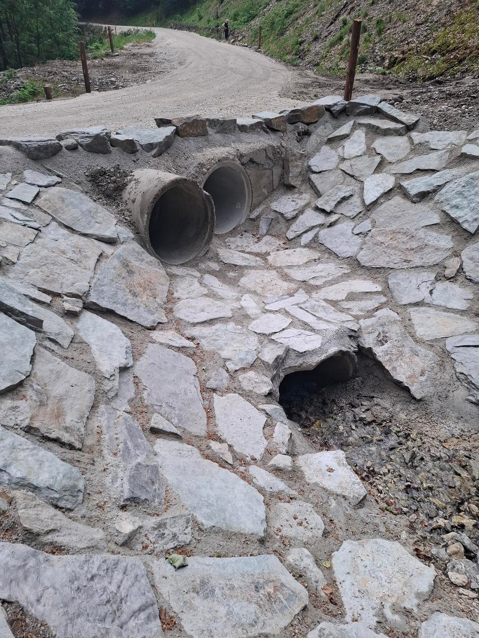 Krásne betóny pod zrekonštrovanou cestou. Len aby sa náhodou v pôde nestratila ani kvapka vody.