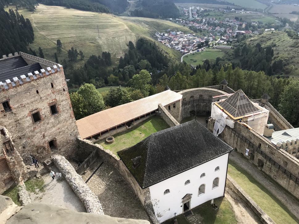 Pohľad z veže hradu na nádvoria.