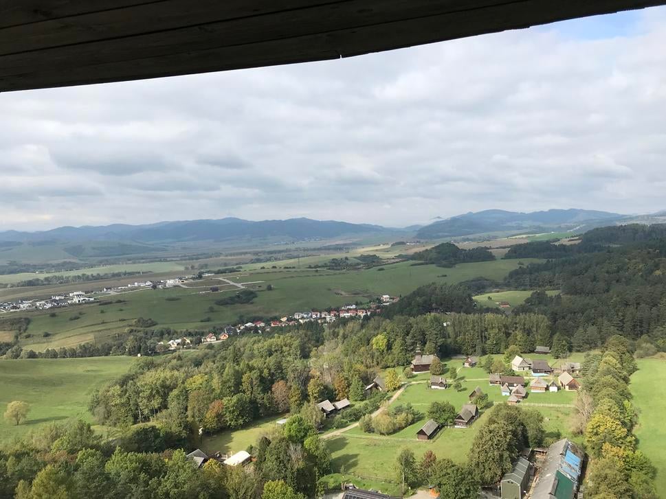 Pohľad z veže hradu Stará Ľubovňa, "Tri koruny" sú schované v mrakoch - dolina v strede hôr v pozadí.