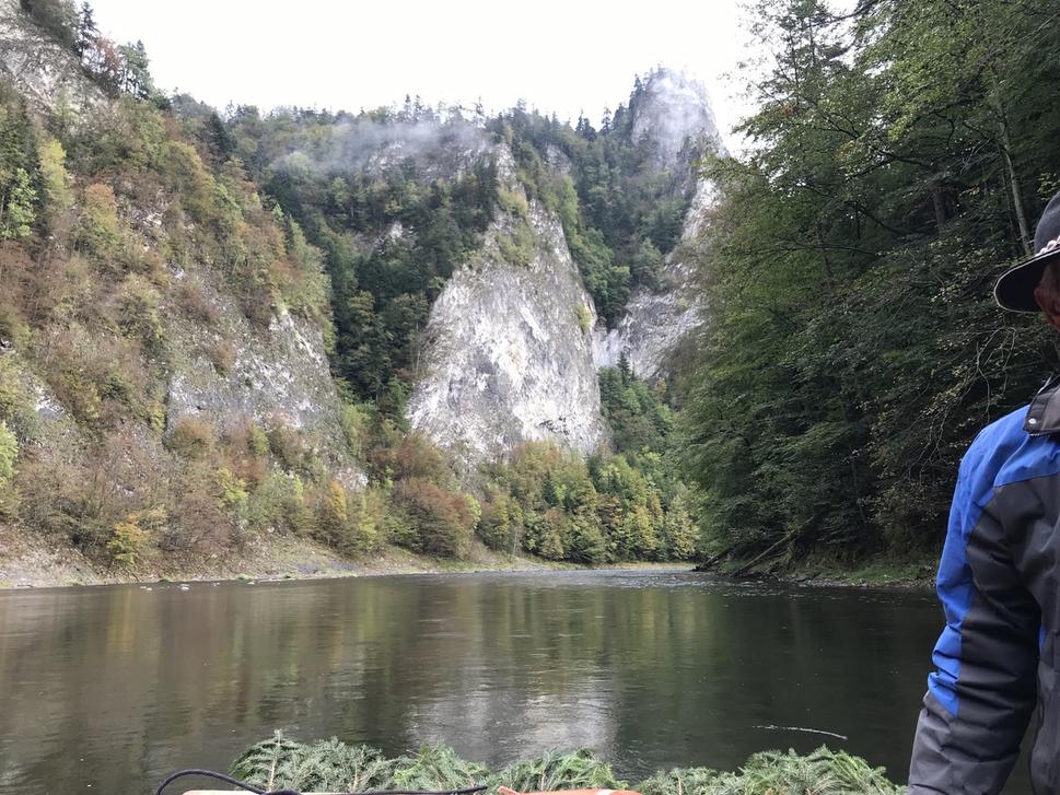 Dvakrát sme videli tie isté skaly z "opačnej strany", rieka "kľučkuje".