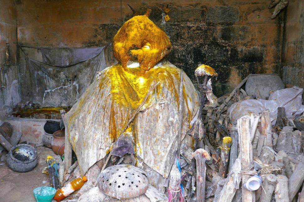 Hliněná figura v níž sídlí vodun. Sem věřící přináší oběti ve formě zvířecí krve, alkoholu, potravin či mincí