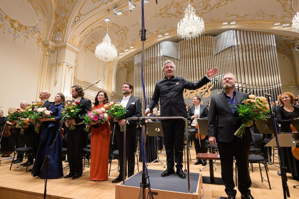Slovenská filharmónia, Slovenský filharmonický zbor, dirigent Daniel Raiskin, sólisti Brenden Gunnel, David Steffens, Simona Šaturová, Stefanie Irányi, Jan Petryka, Simon Robinson