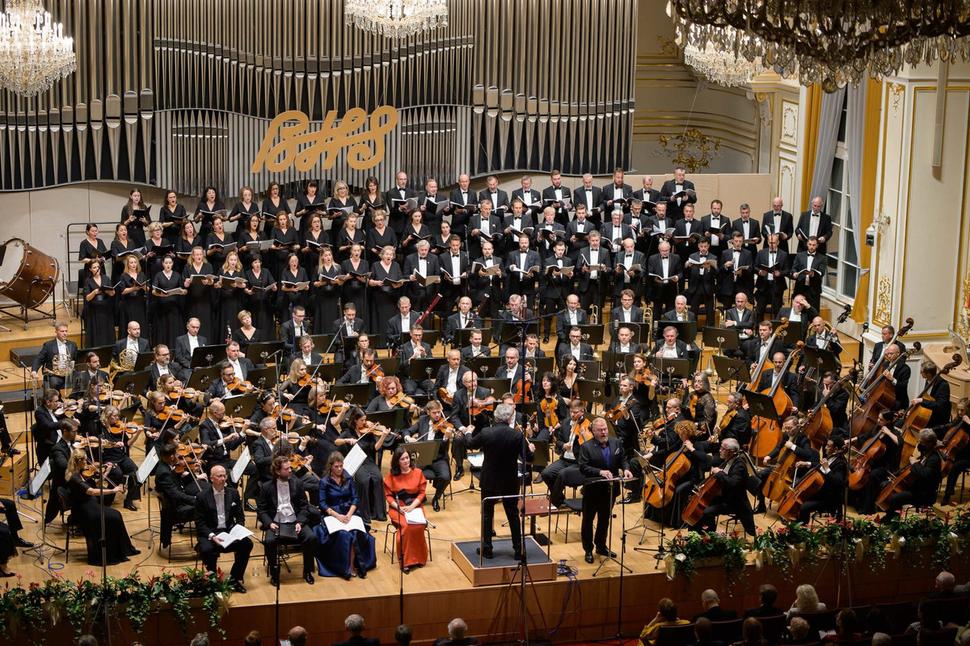Slovenská filharmónia, Slovenský filharmonický zbor, dirigent Daniel Raiskin, sólisti Brenden Gunnel, David Steffens, Simona Šaturová, Stefanie Irányi, Jan Petryka, Simon Robinson