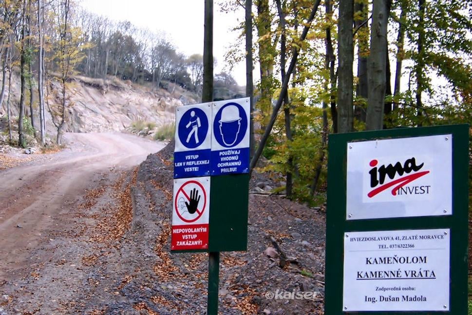 Zákaz vstupu do kameňolomu treba rešpektovať