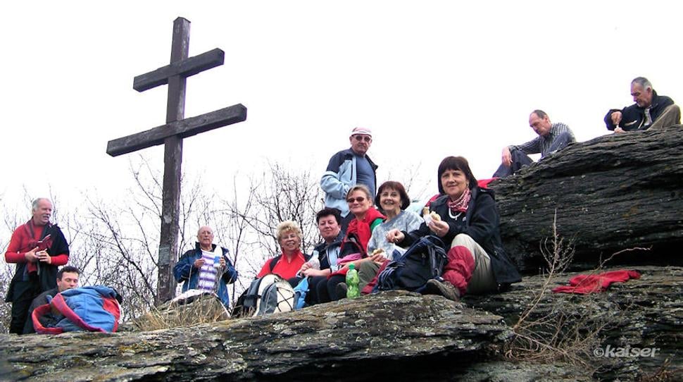 Turisti na Benáte v čase pracovného ruchu v kameňolome