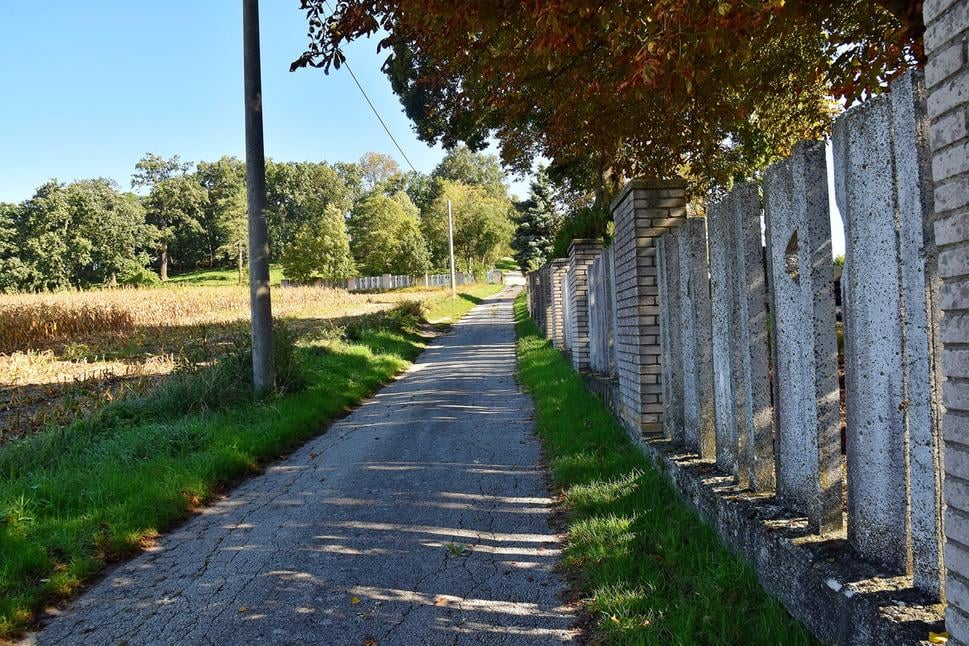 cesta popri cintoríne