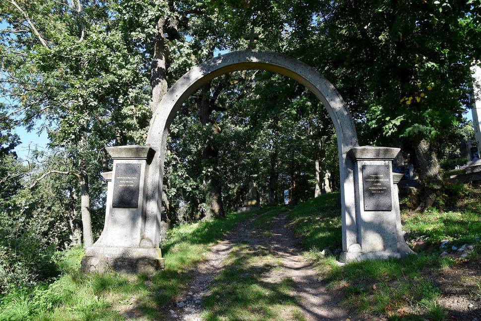vstupná brána do areálu Hájička