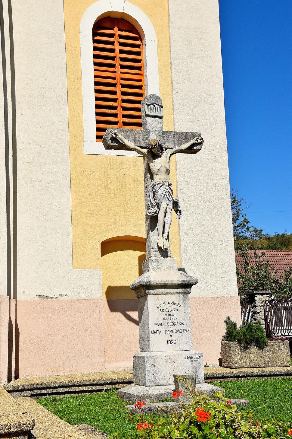 dielo kamenárov pred kostolom