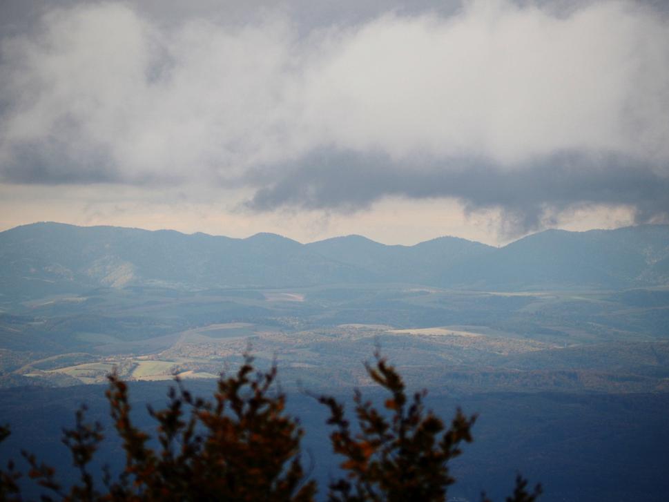 Za týmito kopcami by mali byť Tatry. Aj boli, ale ich nebolo vidno.