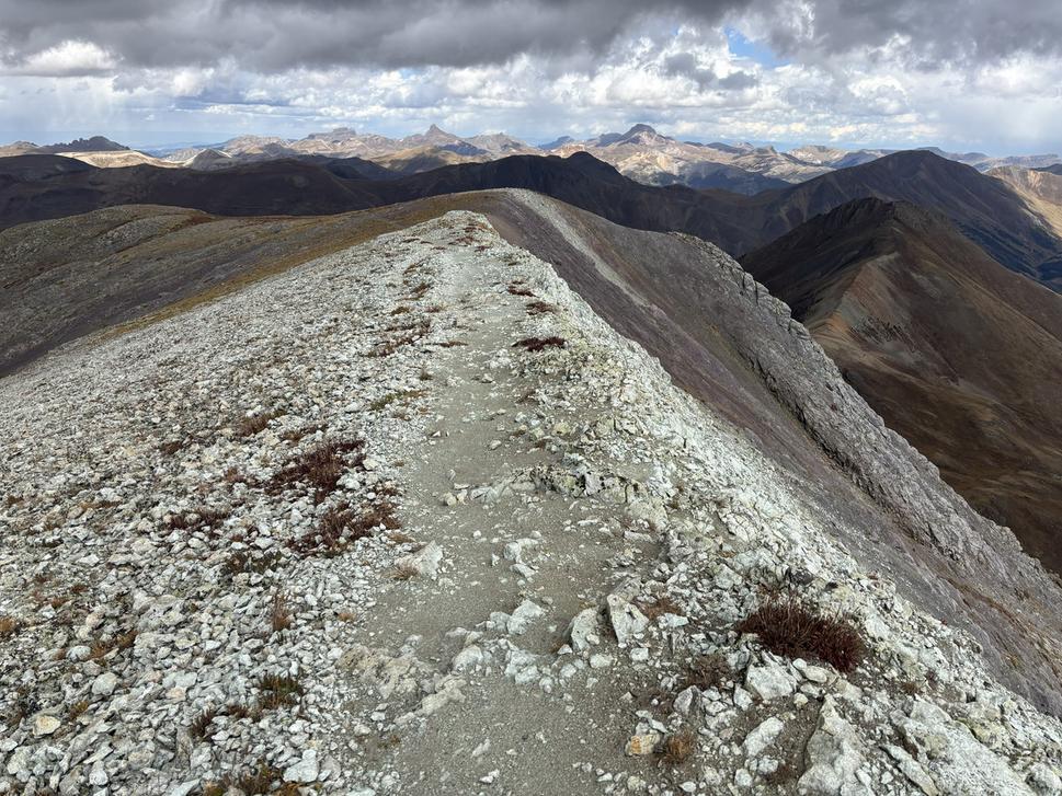 Rôznofarebný chodník na vrchol. V pozadí štíty Wetterhorn and Uncompaghre.
