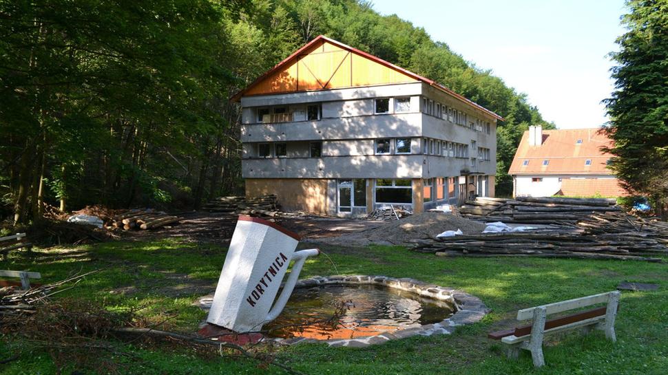 Budova riaditeľstva bývalých kúpeľov v rekonštrukcii.