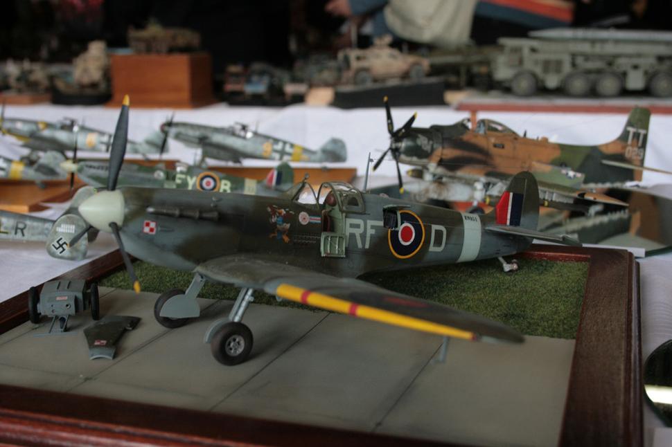 V popredí plastový model britskej stíhačky Spitfire poľskej stíhacej perute v RAF.