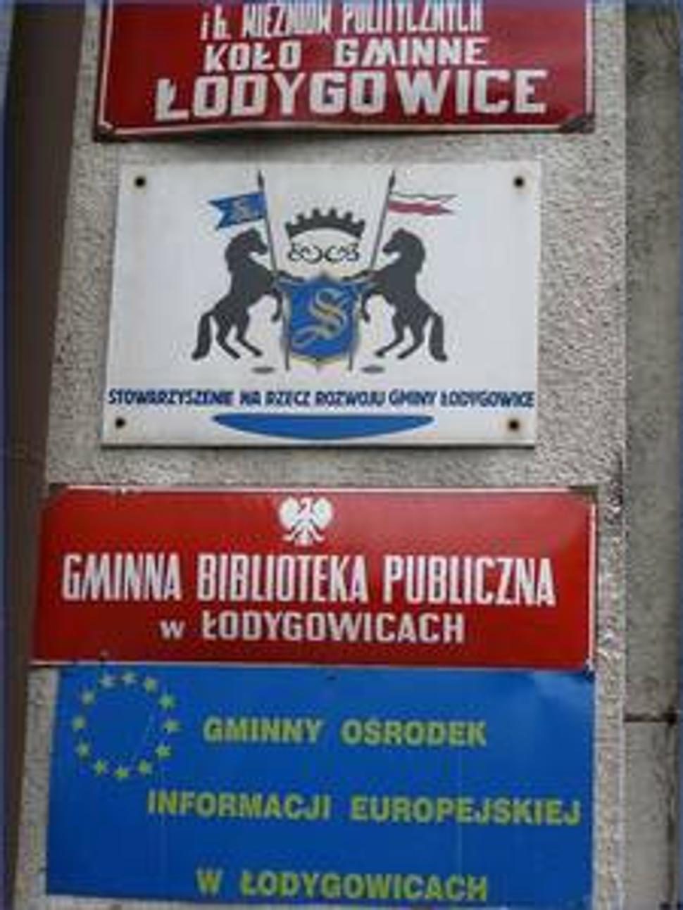 Na vstupe do budovy je napísane Gminna biblioteka publiczna v Lodygowicach